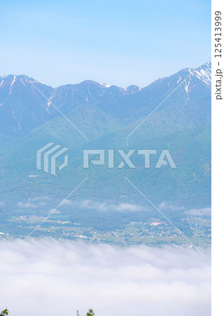 【雲海素材】長峰山から見る初夏の安曇野市の雲海【長野県】 125413999