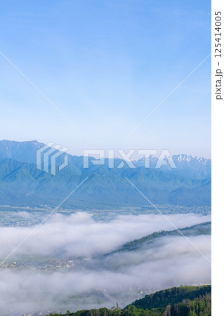 【雲海素材】長峰山から見る初夏の安曇野市の雲海【長野県】 【雲海素材】長峰山から見る初夏の安曇野市の雲海【長野県】 125414005