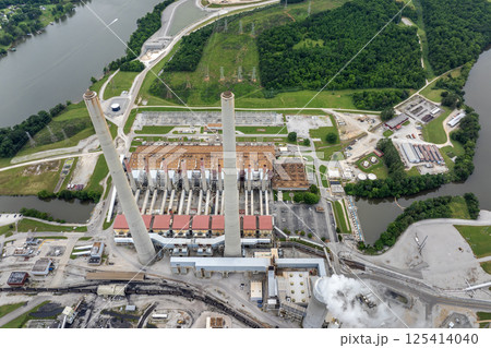 Aerial view of Kingston power plant in Roane County, Tennessee. Major coal-fired power plant producing electricity. Fossil fuel usage for energy production 125414040