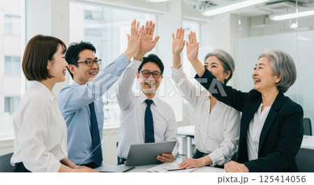 日本人多世代チームの成功ハイタッチ（ai生成画像） 125414056