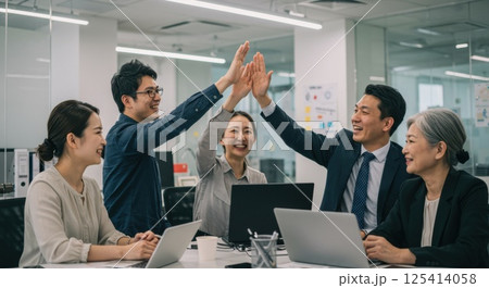 日本人多世代チームの成功ハイタッチ(ai生成画像) 日本人多世代チームの成功ハイタッチ(ai生成画像) 125414058