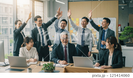 日本人多世代チームの成功ハイタッチ（ai生成画像） 125414060