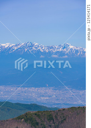 【山岳素材】初夏の志賀高原から眺める善光寺平方面【長野県】 【山岳素材】初夏の志賀高原から眺める善光寺平方面【長野県】 125414171