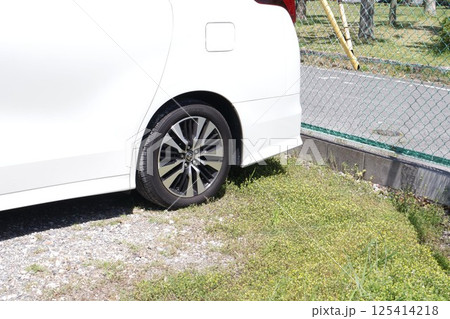 駐車場に停めた車のタイヤ 125414218