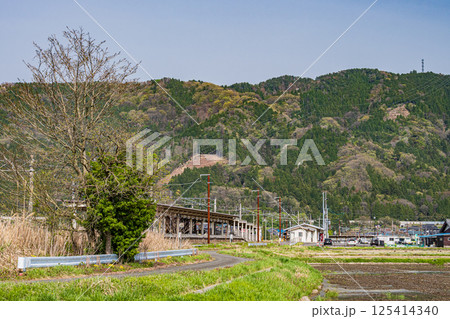 北陸本線余呉駅と新緑の山　滋賀県長浜市余呉町 125414340