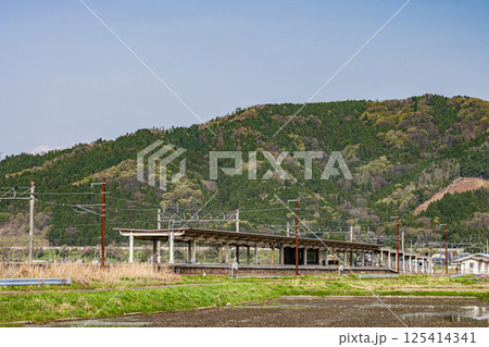北陸本線余呉駅と新緑の山 滋賀県長浜市余呉町 北陸本線余呉駅と新緑の山 滋賀県長浜市余呉町 125414341