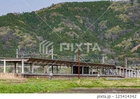 北陸本線余呉駅と新緑の山 滋賀県長浜市余呉町 北陸本線余呉駅と新緑の山 滋賀県長浜市余呉町 125414342