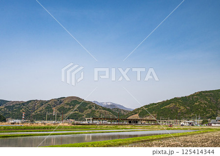 北陸本線余呉駅と田園風景　滋賀県長浜市余呉町 125414344