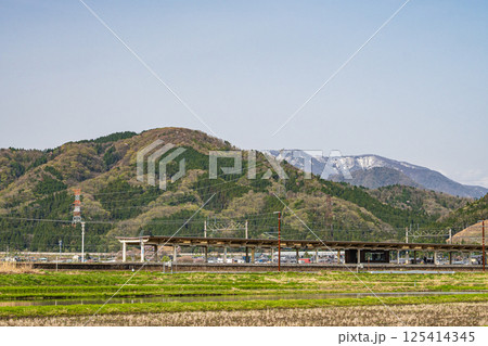北陸本線余呉駅と新緑の山　滋賀県長浜市余呉町 125414345