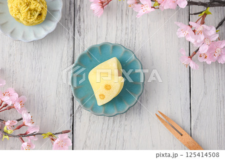 桜と美味しそうな和菓子 125414508