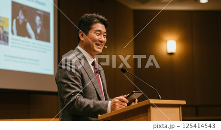 スピーチデバイスで講義する日本人男性（ai生成画像） 125414543