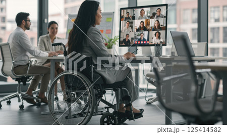 車椅子でビデオ会議をリードする日本人女性（ai生成画像） 125414582
