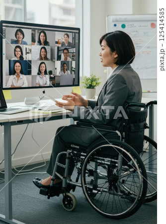 車椅子でビデオ会議をリードする日本人女性（ai生成画像） 125414585