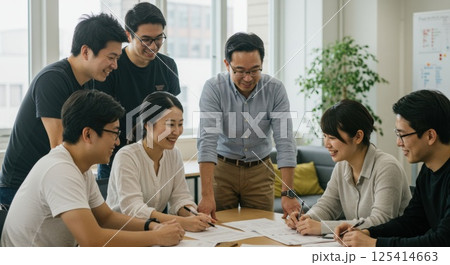 笑顔でプロジェクトを確認する日本人チーム（ai生成画像） 125414663