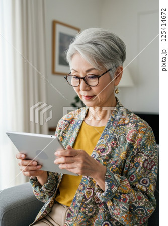 タブレットを使いこなす日本人シニア女性（ai生成画像） 125414672