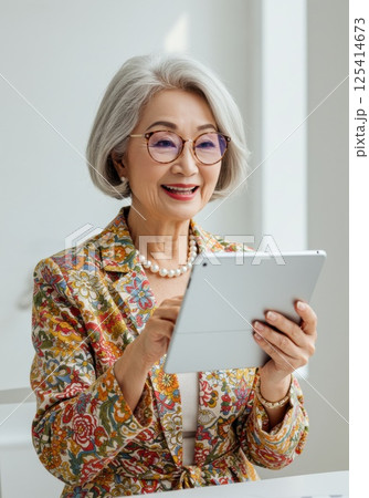タブレットを使いこなす日本人シニア女性（ai生成画像） 125414673
