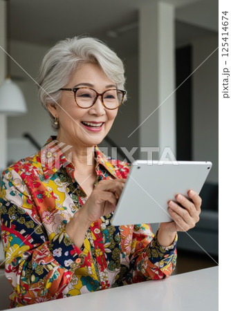 タブレットを使いこなす日本人シニア女性（ai生成画像） 125414674