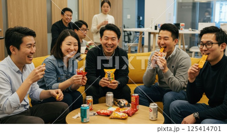 休憩中に笑顔で過ごす多国籍チーム（ai生成画像） 125414701