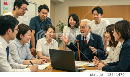杖をついた日本人高齢者が参加する創造的会議（ai生成画像） 125414764