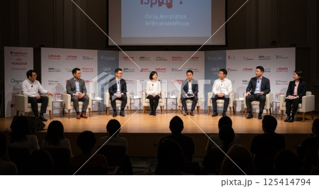 日本人を含む多様な登壇者によるビジネスQ&A（ai生成画像） 125414794