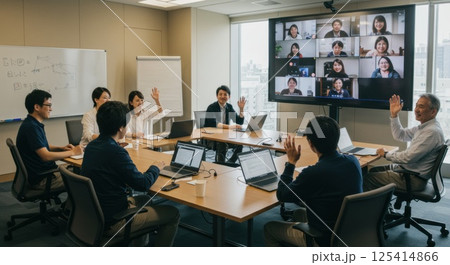 画面越しに手を振る日本人チームのハイブリッド会議（ai生成画像） 125414866