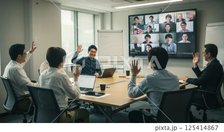 画面越しに手を振る日本人チームのハイブリッド会議（ai生成画像） 125414867
