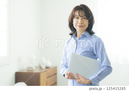 ミドル女性のポートレート　　 125415285