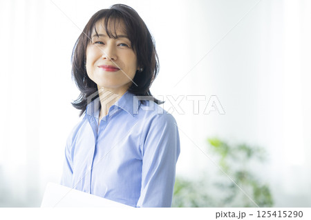 ミドル女性のポートレート　　 125415290