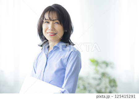 ミドル女性のポートレート   ミドル女性のポートレート   125415291