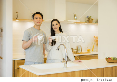 キッチンに立つ夫婦 キッチンに立つ夫婦 125415381