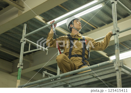 フルハーネスを装着した作業員の男性 フルハーネスを装着した作業員の男性 125415411