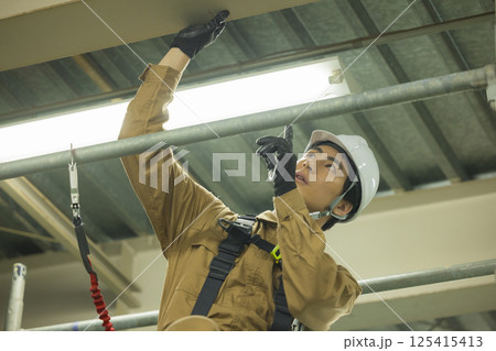 フルハーネスを装着した作業員の男性　 125415413