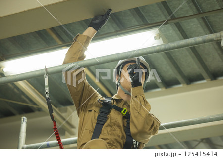 フルハーネスを装着した作業員の男性　 125415414