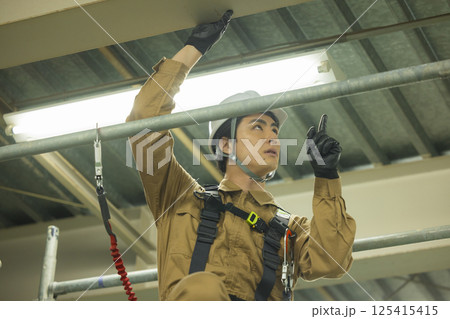 フルハーネスを装着した作業員の男性　 125415415