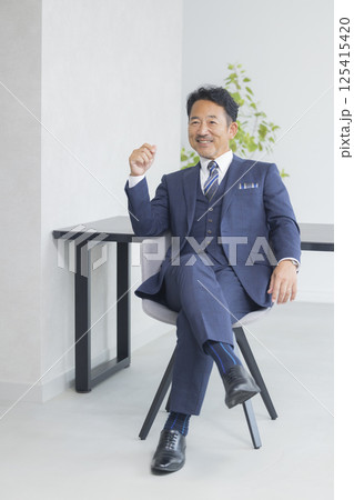 椅子に座るビジネスマン 椅子に座るビジネスマン 125415420