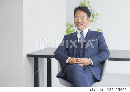 椅子に座るビジネスマン 椅子に座るビジネスマン 125415423
