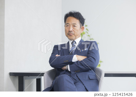 椅子に座るビジネスマン 125415426
