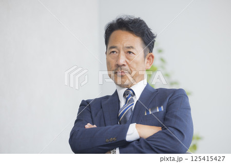 椅子に座るビジネスマン 椅子に座るビジネスマン 125415427