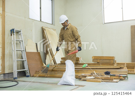 解体作業現場で働く作業員 解体作業現場で働く作業員 125415464