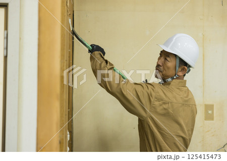解体作業現場で働く作業員 125415473