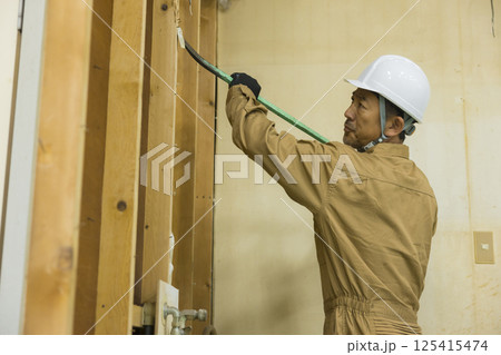 解体作業現場で働く作業員 125415474