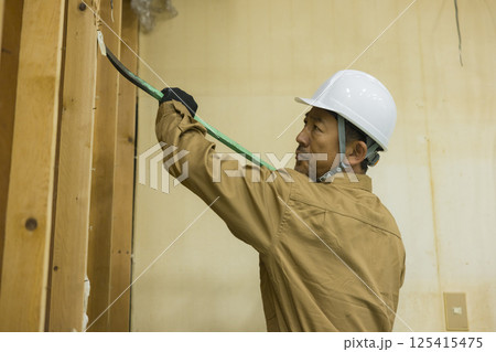 解体作業現場で働く作業員 125415475