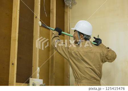 解体作業現場で働く作業員 125415476