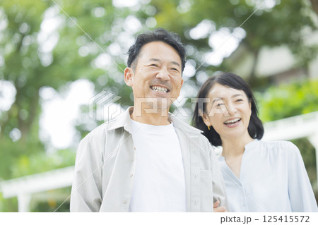 笑顔で寄り添うミドル夫婦 笑顔で寄り添うミドル夫婦 125415572