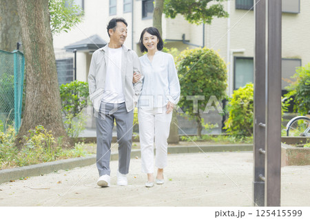 笑顔で寄り添うミドル夫婦　 125415599