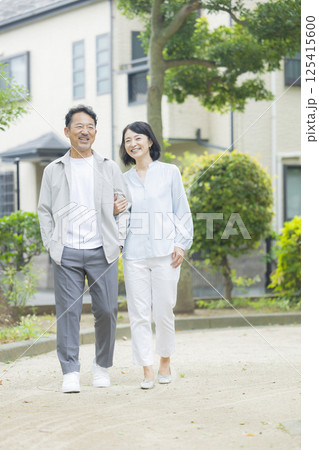 笑顔で寄り添うミドル夫婦 笑顔で寄り添うミドル夫婦 125415600
