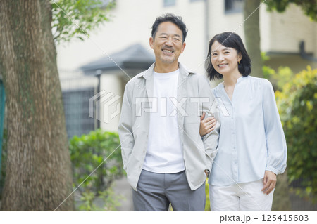 笑顔で寄り添うミドル夫婦　 125415603
