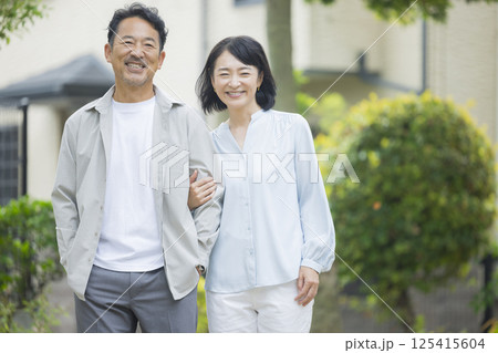 笑顔で寄り添うミドル夫婦　 125415604