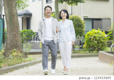 笑顔で寄り添うミドル夫婦　 125415605