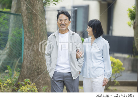 笑顔で寄り添うミドル夫婦 笑顔で寄り添うミドル夫婦 125415608